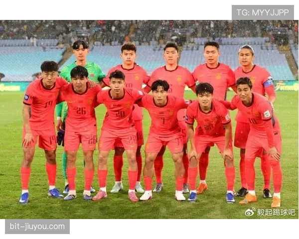 国足备战世预赛关键战，主力阵容搭配面临最终调整